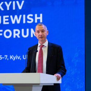 Boris Lozhkin speaks at the inaugrual Kyiv Jewish Forum in 2019